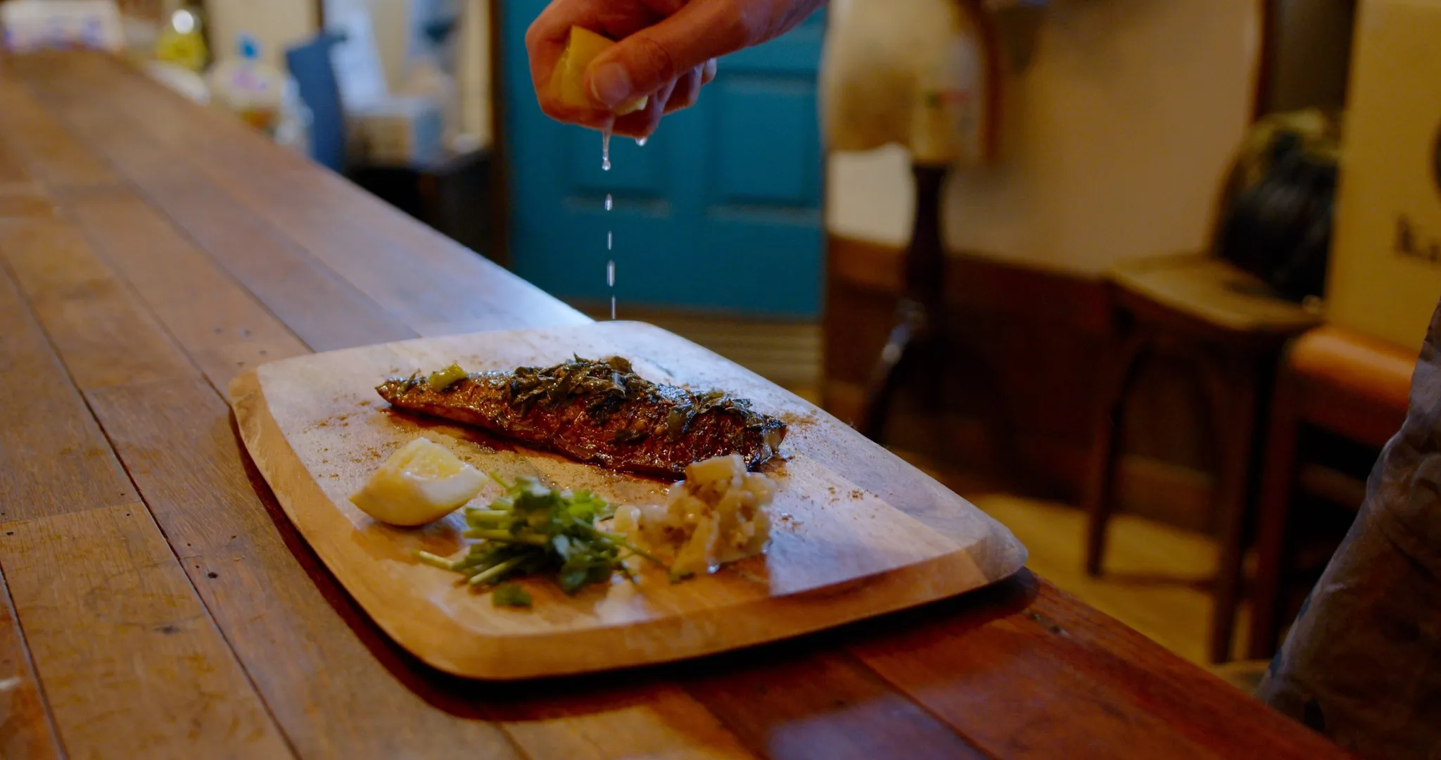 皆さま、ようこそカレー食堂コモやんへ。