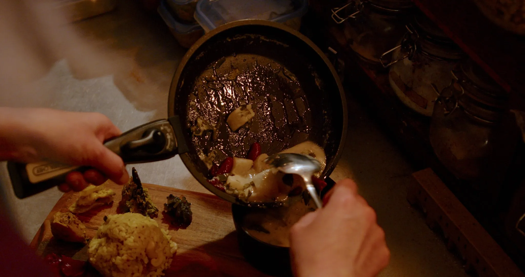 ようこそ、カレー食堂「コモやん」へ！私たちの食堂では、インド...